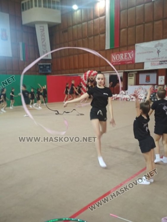 Красиви изпълнения на ансамблите във втория ден от "Кралица на Аида"