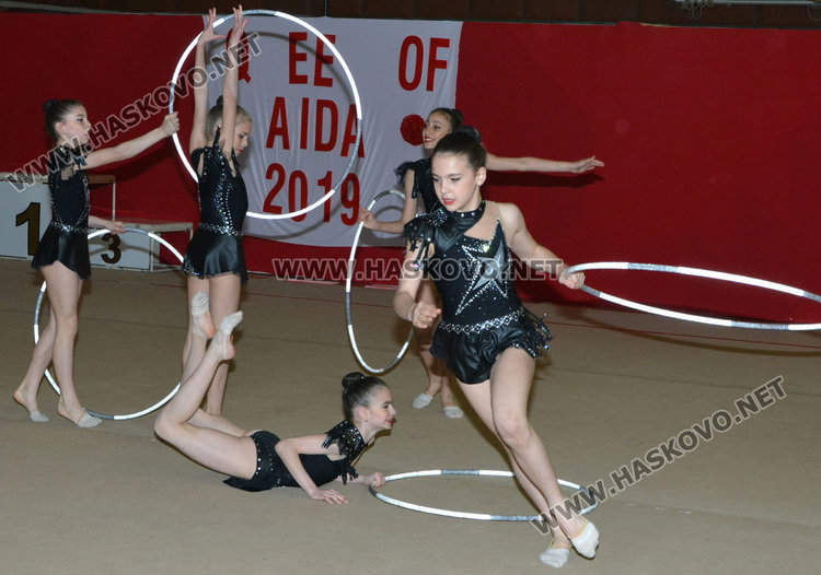 Красиви изпълнения на ансамблите във втория ден от "Кралица на Аида"