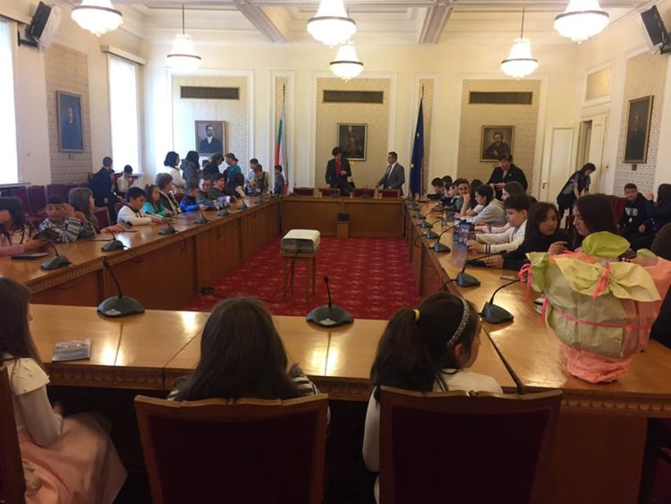 Малчугани от Смолян гостуваха в Народното събрание за патронния празник на училището си