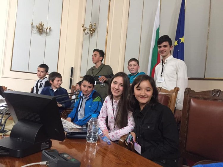 Малчугани от Смолян гостуваха в Народното събрание за патронния празник на училището си