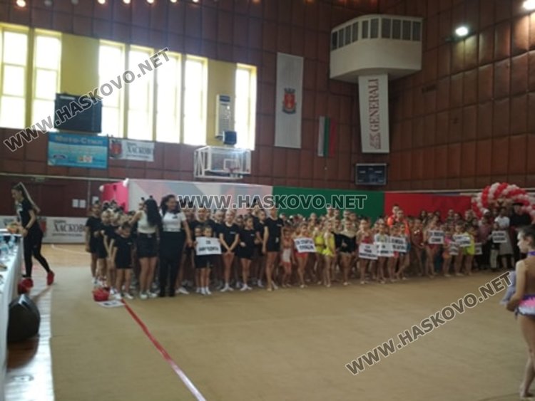 Красиви изпълнения на ансамблите във втория ден от "Кралица на Аида"