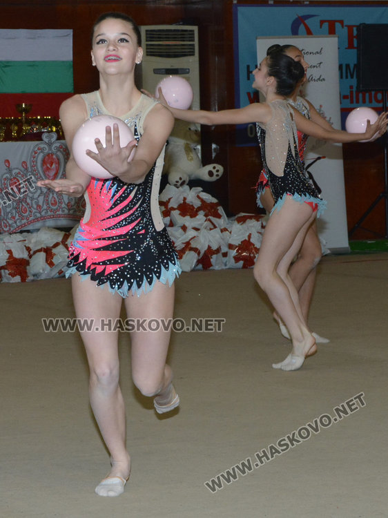 Красиви изпълнения на ансамблите във втория ден от "Кралица на Аида"