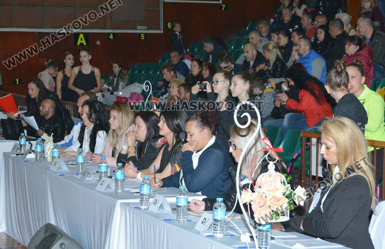 Красиви изпълнения на ансамблите във втория ден от "Кралица на Аида"