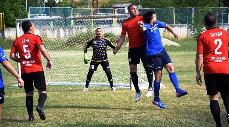 Дъжд от голове в приятелската среща между „Юнак“ и  „Докторите“ 