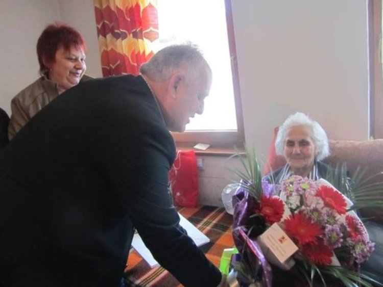 Снимка архив от 100 годишнината на баба Злата