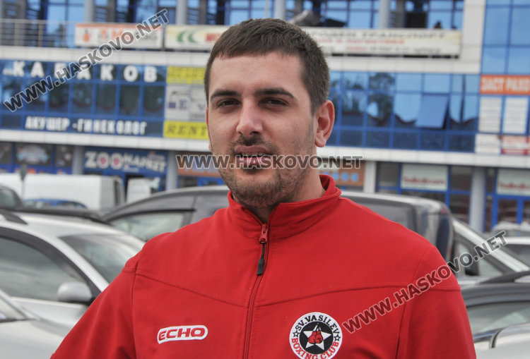 Бизнесмен продава благотворително 15-годишна Мазда