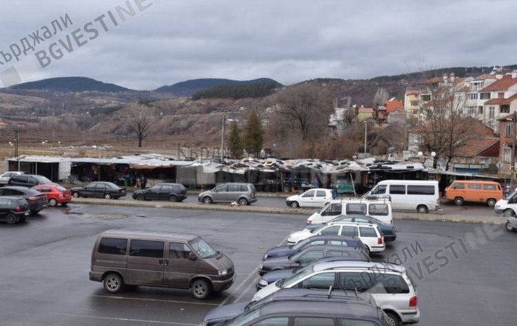 Разследват палеж на сергии на битака в Кърджали