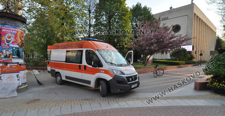 Мъж припадна пред община Хасково