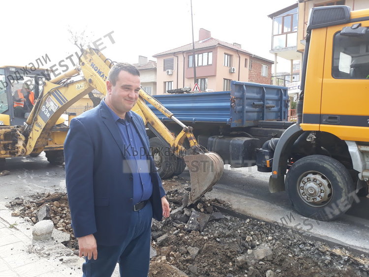 Призовават шофьорите да не паркират на ул."Осми март" заради ремонт