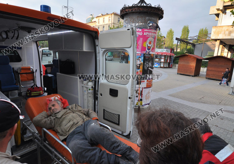 Мъж припадна пред община Хасково