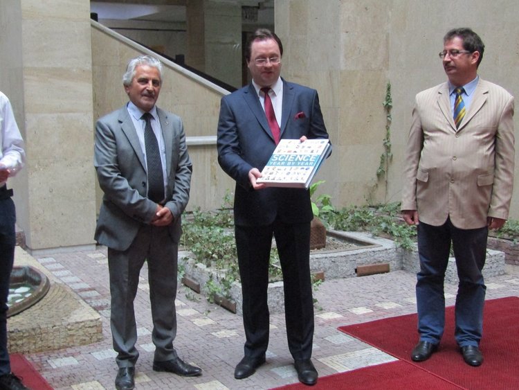 Доцент Минчев уточни, че дванадесетокласниците, след завършване на гимназията, могат без приемен изпит да продължат висшето си образование в ПУ „Паисий Хилендарски“, а добрите резултати от това състезание се зачитат като приемен изпит