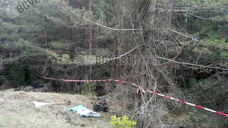 Трупът на мъж с неустановена самоличност е бил скрит под клон инепосредствено под разклона на пътя за Турян и Пещера