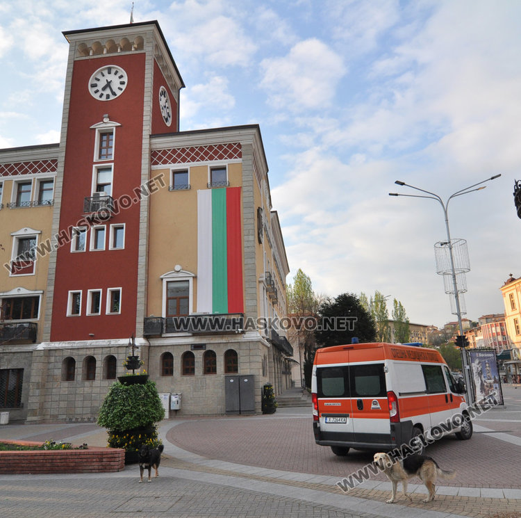 Мъж припадна пред община Хасково