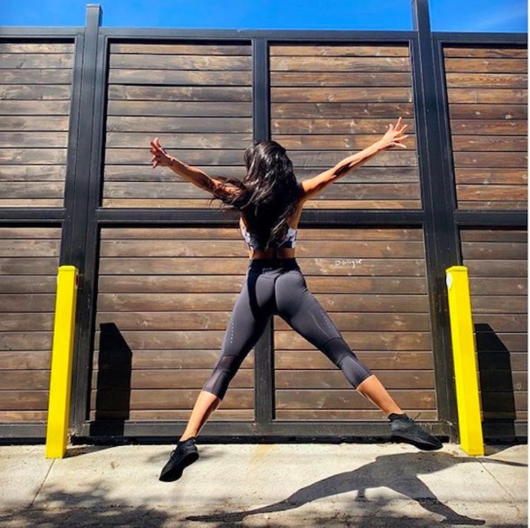 Секси Никол Шерцингер показа упражненията си във фитнеса (видео)