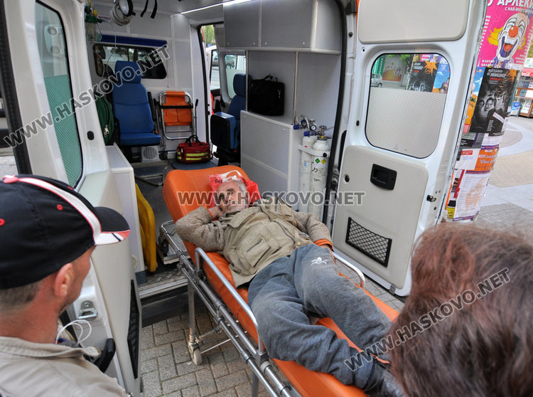 Мъж припадна пред община Хасково