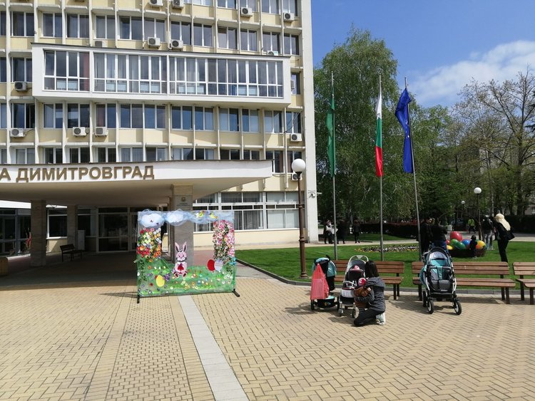 Димитровград с обновена великденска украса