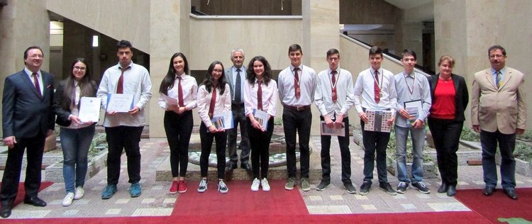 Медалите, грамотите и подаръците връчиха заместник-областният управител Андриян Петров, доц. д-р Златогор Минчев и инж. д-р Момчил Караиванов