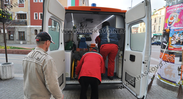 Мъж припадна пред община Хасково