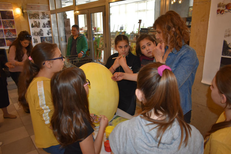 Ученици изписаха големи магически яйца