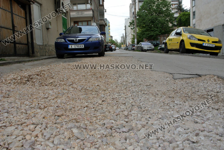 Дупки след аварии стоят без асфалт. ВиК: изчакахме заради скрити течове