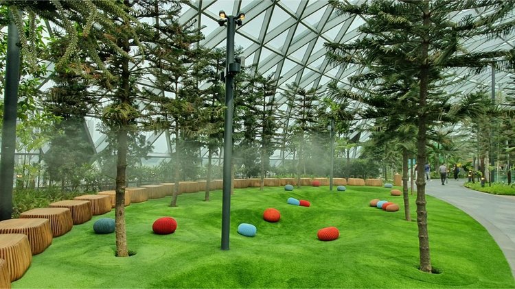 Стъклен мол с водопад и красиви градини отвори врати в летище Чанги