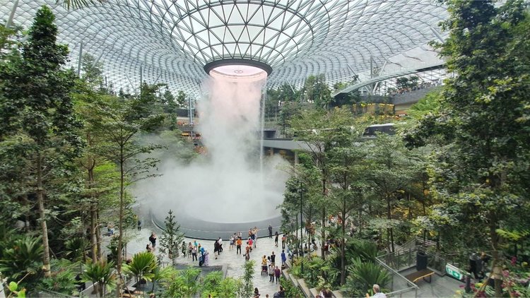 Стъклен мол с водопад и красиви градини отвори врати в летище Чанги