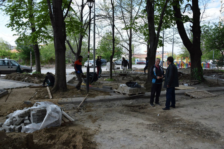 Кметът Караиванов и жители на „Запад” обсъдиха ремонта в квартала