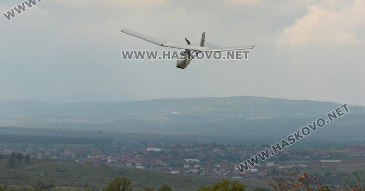 Военните с тренировка по стрелба и управление на огън