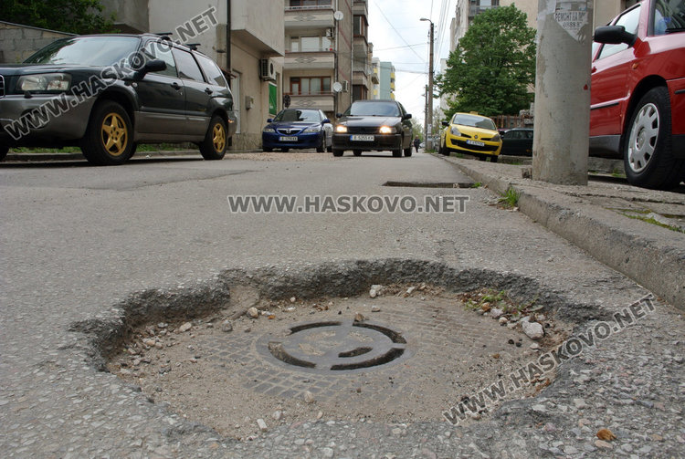 Дупки след аварии стоят без асфалт. ВиК: изчакахме заради скрити течове