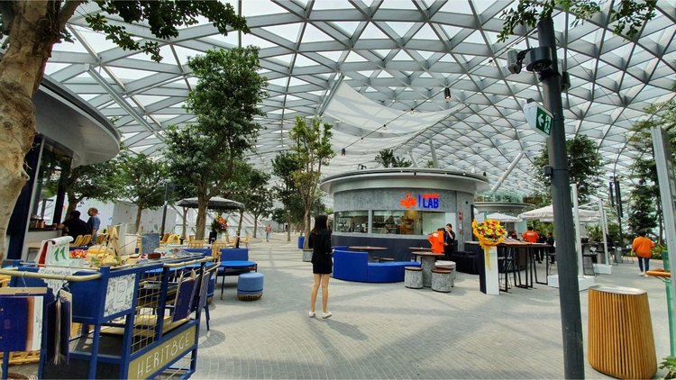 Стъклен мол с водопад и красиви градини отвори врати в летище Чанги