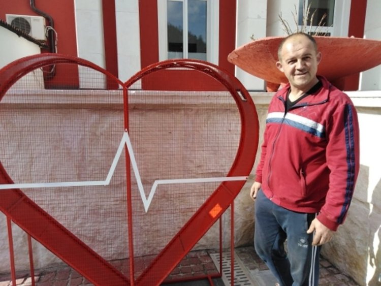 Родопчанин дари метално "сърце", ще събира капачки за кувьоз