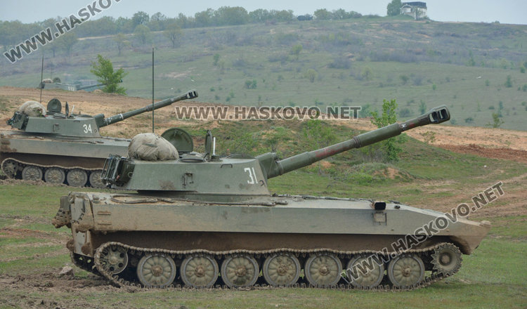 Военните с тренировка по стрелба и управление на огън