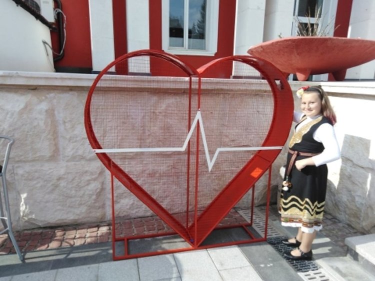 Родопчанин дари метално "сърце", ще събира капачки за кувьоз