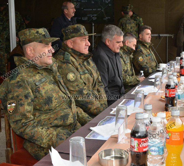 Военните с тренировка по стрелба и управление на огън