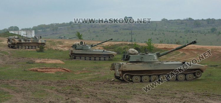 Военните с тренировка по стрелба и управление на огън