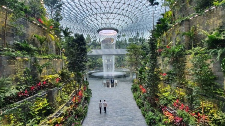 Стъклен мол с водопад и красиви градини отвори врати в летище Чанги