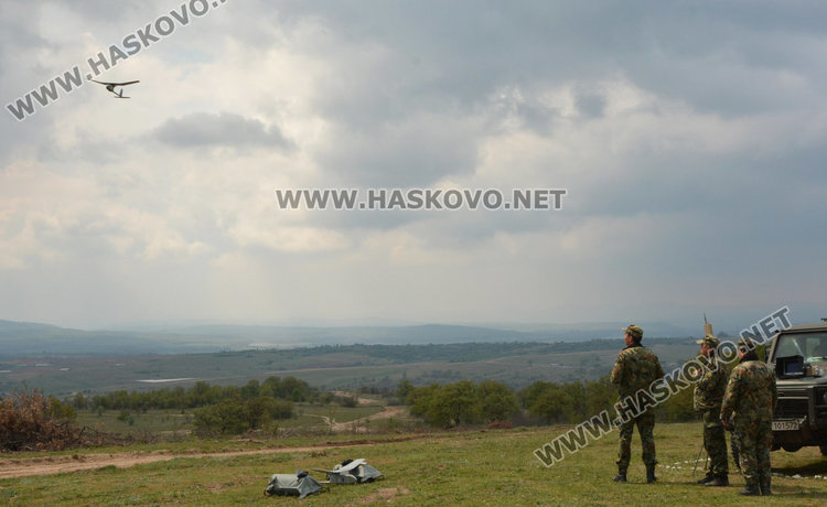 Военните с тренировка по стрелба и управление на огън