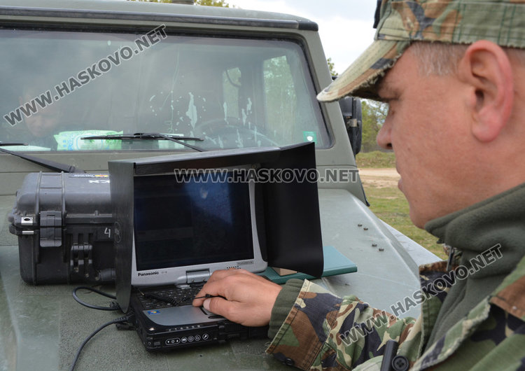 Военните с тренировка по стрелба и управление на огън