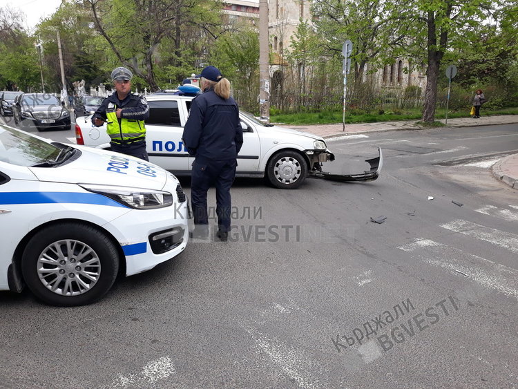 Патрулка катастрофира на кръстовището до църквата "Св.Георги Победоносец"