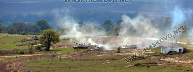 Военните с тренировка по стрелба и управление на огън