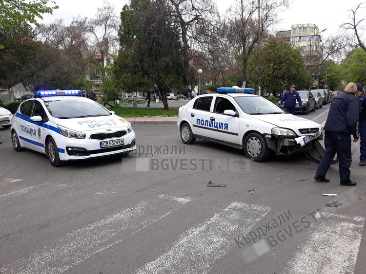 Патрулка катастрофира на кръстовището до църквата "Св.Георги Победоносец"