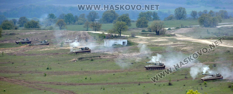 Военните с тренировка по стрелба и управление на огън