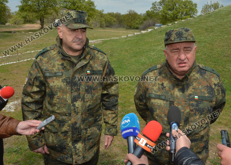 Военните с тренировка по стрелба и управление на огън
