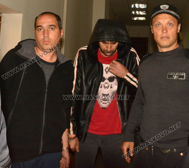 Задържаните с близо 300 кг хероин остават в ареста