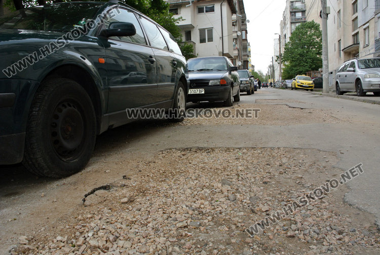 Дупки след аварии стоят без асфалт. ВиК: изчакахме заради скрити течове