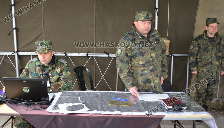 Военните с тренировка по стрелба и управление на огън