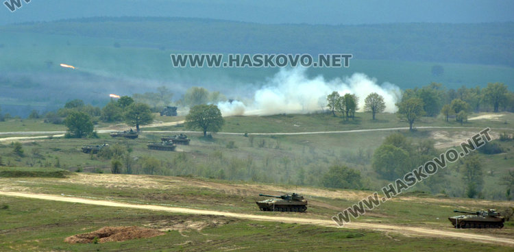 Военните с тренировка по стрелба и управление на огън