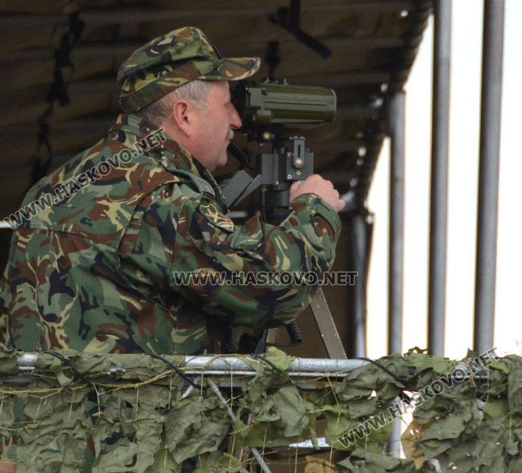 Военните с тренировка по стрелба и управление на огън