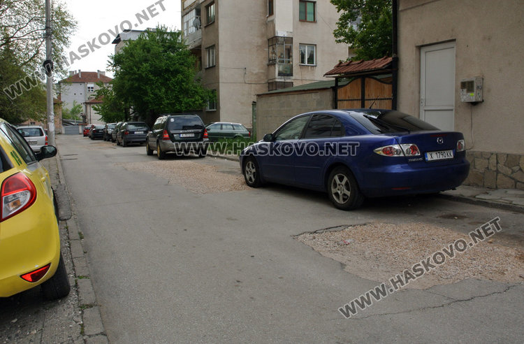 Дупки след аварии стоят без асфалт. ВиК: изчакахме заради скрити течове