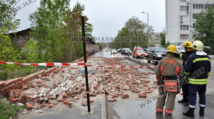 Мъж загина на място под рухналата ограда на бившата казарма в Хасково